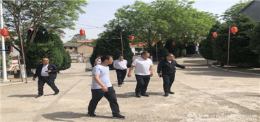 首陽(yáng)山煤業(yè)董事長(zhǎng)竇金山、辦公室主任郭軍深入上黨區(qū)西火鎮(zhèn)十泉嶺村開展振興、建設(shè)鄉(xiāng)村旅游幫扶對(duì)接工作
