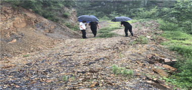 【雨季三防】首陽(yáng)山煤業(yè)開(kāi)展礦區(qū)附近地表裂縫和廢棄井筒巡查工作