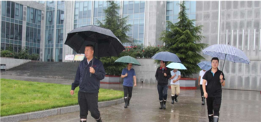 不忘初心，縱使大雨磅礴；砥礪前行，安全不可松懈。