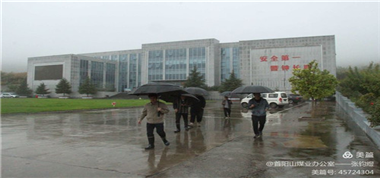 冒雨巡查不放松，筑牢安全防線